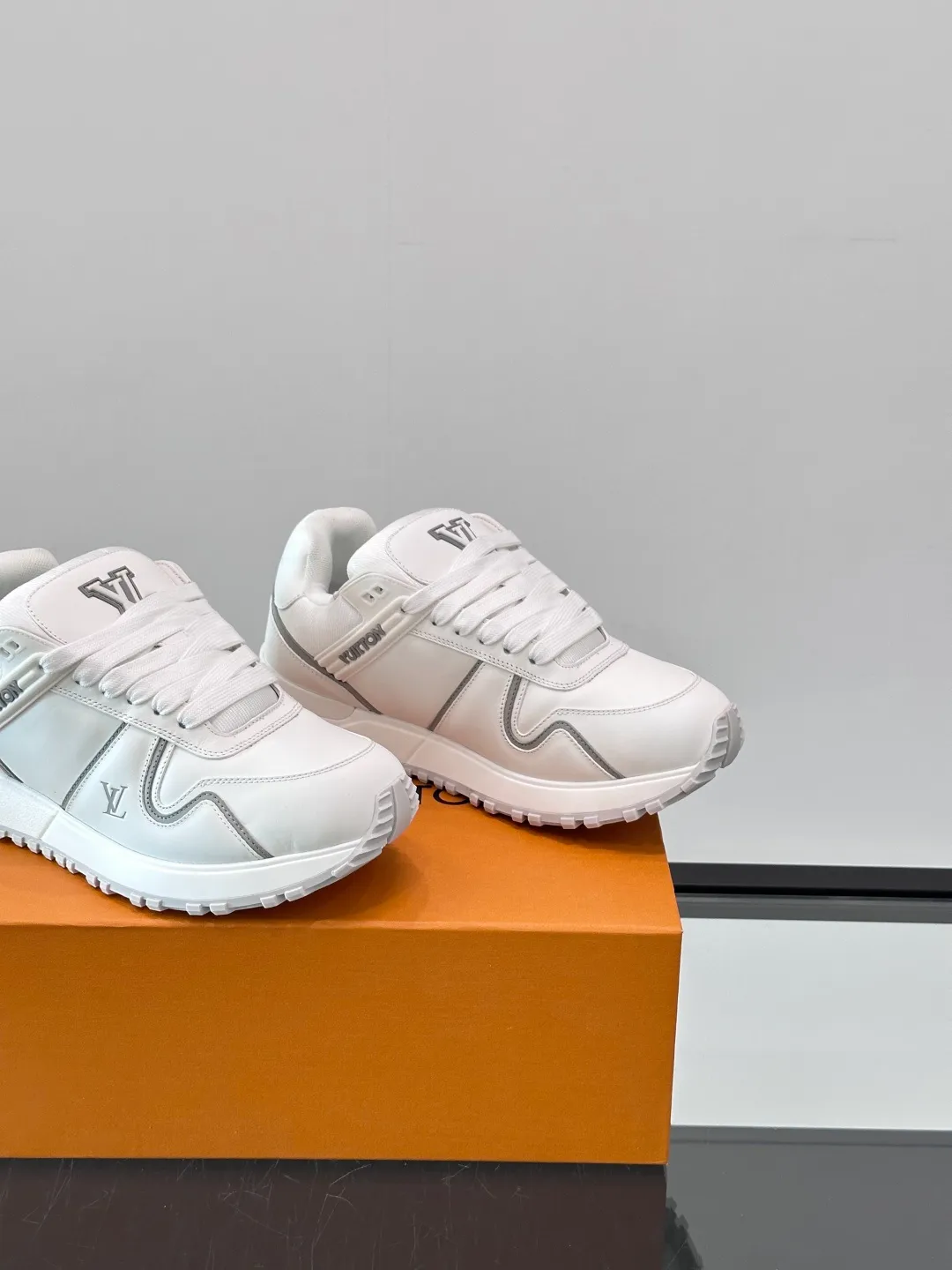 Men's Men's Shoes 💰p480 "＊OUIS ＊UITTO＊" sneakers debuted in the 2025 early autumn series, continuing the iconic design of Run Away sneakers in a large version. The smooth calfskin upper features contrasting LV lettering and Vuitton logos, while a lightweight rubber wedge outsole evokes running shoe construction. High level of comfort. Looks good, wears well and matches well. Worth buying🎶🎶🎶 size: 38-44 (45 customized)